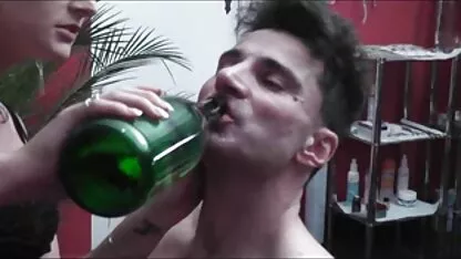 אמא סקס רזות חינם לסבית מציעה שמפניה נסיכה והילדה גרושה לסקס