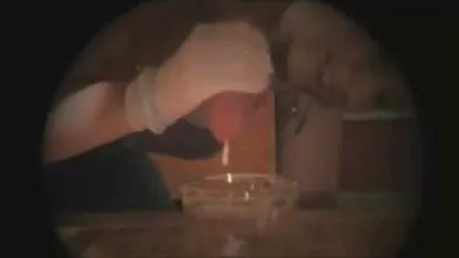 בלונדינית משתמשת בחורה מזדינת בגבר בשביל סקס.