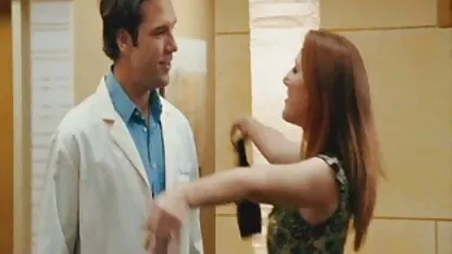 אישה בוגרת מותחת רגל סרטי סקס לצפיה חינם מול גבר צעיר.