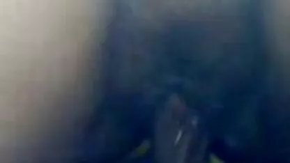 גלריה צעירה מזיין את העוזרת ורשמית מצליפה על הספה.