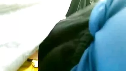 אמא עם סקס חינם באורך מלא מכנסי גוף צמודים שוכבת עם הבן שלה.