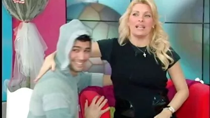 הוא שם את האצבע שלו בתחת סקס חינם ללא הרשמה ושחרר את הבלונדינית הרוסייה על הזין האנאלי
