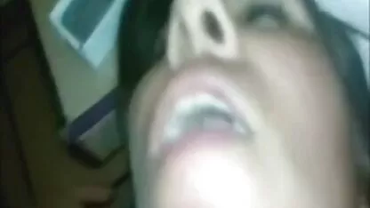 בבדיקה של גניקולוג, בחורה רוסיה שחורה מאוננת צעירה קיבלה הצעת סקס לסבי