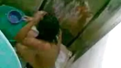 במקום נרגילה, אישה מבוגרת מציעה גבר מזיין כי השינה של האיש היא טובה יותר