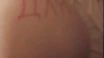 זוג צעיר נהנה במיטה. סקס עם צעירות חינם