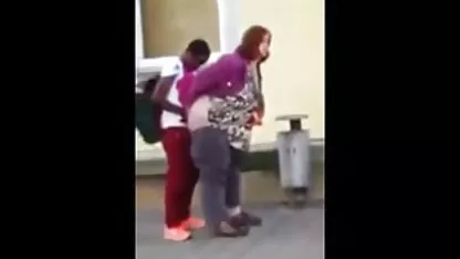 ברונטית עם חבר סקס באורך מלא חינם בתחת גונחת מתוקה ממעשיהם של גברים