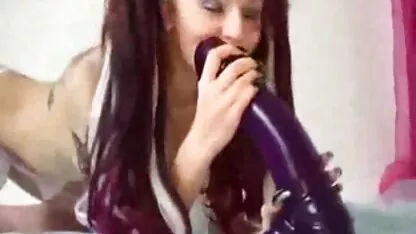 הדוגמנית תותה סקס חינם מלאה בחמלה, יושבת על שני החברים של הגברים בו זמנית.