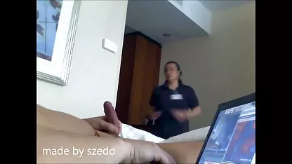 במקום לעבוד, יופי עסיסי אמא מזדינת עם הבן בגרביונים כיף וארוטיקה רוסית