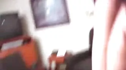 דילדו אדום מחליק בקלות לתוך נרתיק מקבל גזוז של חיה ג ' ינג סקס קליפ חינם ' ית