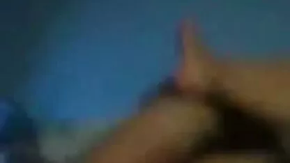בלונדינית קרובה דוחפת אצבע לכוס שלה ודוחפת צעצועים לתחת סרטי סקס חינם לסביות