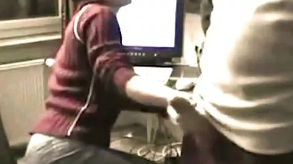אנילינגוס נהנה משתי ברונטיות סרט אירוטי מלא לסביות עם חזה הדוק