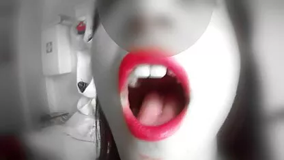 הגניקולוג שם ויברטור ענק בחורה משתינה בנרתיק של המטופלת הבלונדינית