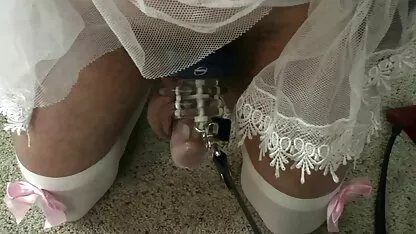 בחליפת ספורט, בלונדינית עם שיער סקס חינם קוקסינלים ארוך מדגמנת למצלמה.