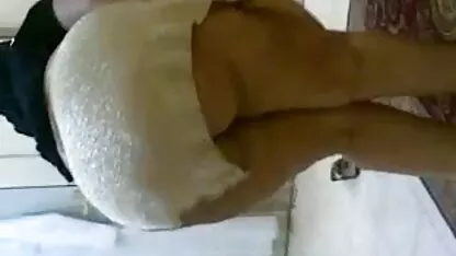 נשים מבוגרות מאוננות סקס רזות חינם על המיטה.