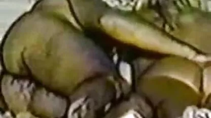 סקס אמא מזדיינת עם הבן יפה מתחיל בחוץ.