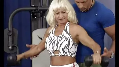 הבחורה הפסידה בוויכוח עם הגבר והתחילה למצוץ סקס חיות חינם את המצלמה.