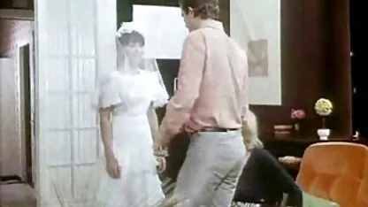 מוצץ מזדיינת עם השכן זין ורענן עם החבר עם השיער הכהה בבית מול המצלמה