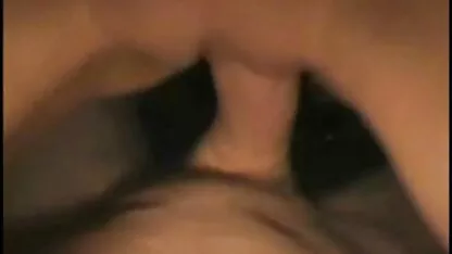 אישה בוגרת דופקת את סקס לסביות חינם עצמה עם פין גדול.