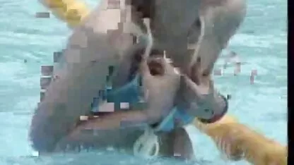 בחורה שחרחורת בחותלת מוצצת ומתעסקת ליקוק ציצי עם סרטן.