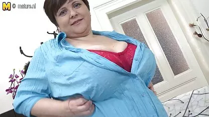 שחרחורת עם גרביונים לבנים פורנו בוגר מזדיינת עם צעצועי מין