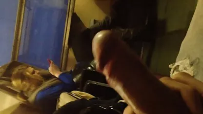 בחורה אסיאתית מלטפת וגינה מול המצלמה סקס חינם בתולות ומוצצת זין.