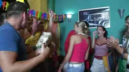גבר ביקש חום עד בנות מזדינות שני קשרים