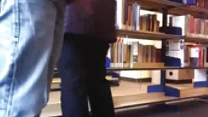 נשים גייז סקס חינם בוגרות בגרביונים מפזרות תחת לפות.