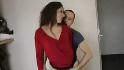 ברונטית רזה ויפה סקס צפיה ישירה חינם במשקפיים מראה את הכוס המגולח שלה