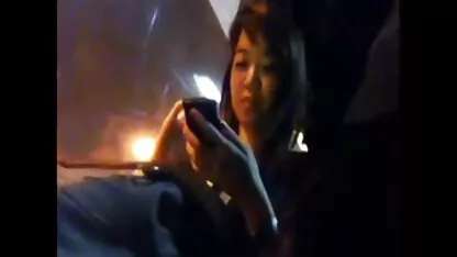 הכלה לשים נקודה על הגפה התחתונה של הנהג של המכונית סרטי סקס היאבקות