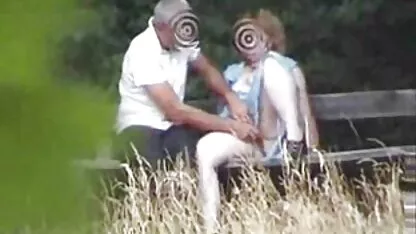 אמא שווה עם סקס חינם מיוחד משקפיים יושבת על הפין ומתחילה לקפוץ עליו
