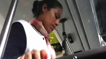 שניים מהלקוחות הצעירים קרעו חייט מבוגר בחנות לתפירה. פרנו חינם