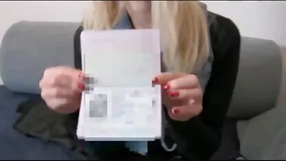 בתנוחה 69, האישה במסכה נותנת לבעלה מציצה סרטי סקס כחולים חינם חובבנית מול המצלמה