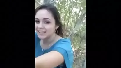 חזה שעיר של אישה עם משקפיים נושאת ג ' ינג ' ית שווה מזדיינת עם הכלב שלה לסקס ואגינלי