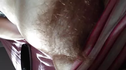 לאחר שסיים ללקק את החור, הוא נכנס סרטי סקס חינם אבא ובת ברונטית התחת הדוקה עם הפין שלו