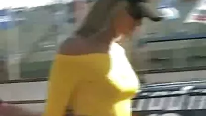 נשים צעירות שהן פוריות ורזות בחורת ערומות עושות סקס בסלון.