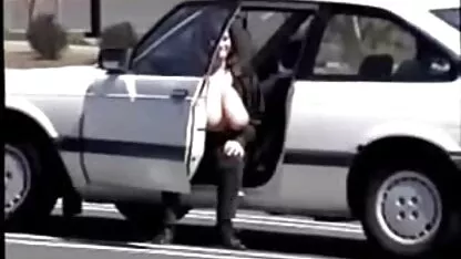 ניקול אניסטון היפה נכנעת למעצב אופנה. סקסיות בעירום מלא