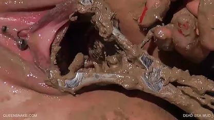 הבוס סקס עם חיות חינם מזיין את העוזרת בתחת.