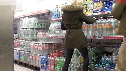 גבר מזיין בלונדינית בעירום את החבר שלה עם גרביונים שחורים בפי הטבעת ותחת נמוך