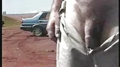 אחרי העיסוי, הגבר שורף את החברה מול המצלמה. מצלמות xxx
