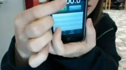 אריקה קורטי, הכלבה הצעירה, יושבת על הרצפה סרטי סקס אבא ובת חינם ומאוננת בכוס שעיר שלה.
