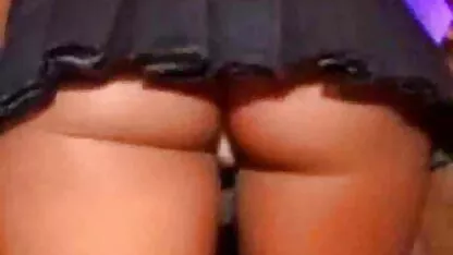 הברונטית השתיקה במכנסיים ורודים רק סרטי סקס אמא ובן חינם מדגמנת למצלמה.