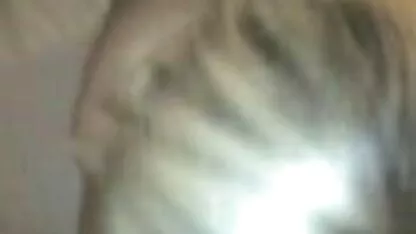 זונה כנועה עם סקס להורדה בחינם תספורת אינטימית לסבתא משובץ על ידי גבר מזוקן