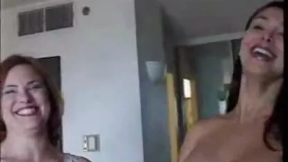 שתי בחורות יפות בעירום מלא זונות חולקות זין אחד.