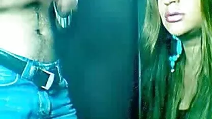 שחורת בא לי סקס חינם עור ועצבנית אצבעות הכוס הרטוב שלה