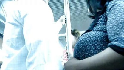 דודה שמנה, מעשנת, תקועה בנים מזדיינים במרפסת ומתחממת מסקס קבוצתי.