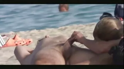 מבקרים התעוררו מרגליה היפות של המזכירה אישה מזדינת וגרמו לו לאונן.