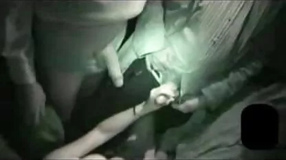 באתי לבריכה לא כדי לשחות, אלא כדי לעשות אהבה באותו הזמן עם שני אנשים בחורות עושות ביד
