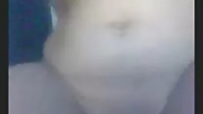 לפני שהיא יוצאת, הברונטית שוטפת חור ועושה סקס סקס באורך מלא חינם עם מילף בתחת.