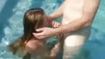 כלבה בלונדינית בקעקוע מכניסה דילדו לחור אנאלי. סקסיות בערום
