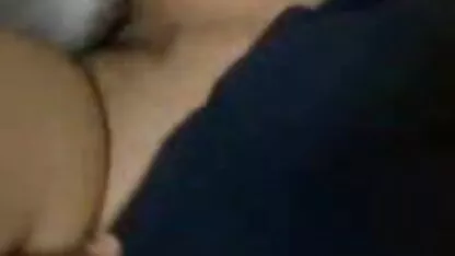בחורה עם סרטי סקקס חינם משקפיים מראה מציצה תוצרת בית באיכות גבוהה